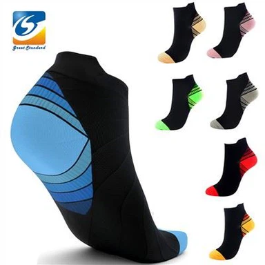 رنگین ٹخنوں والی جرابیں۔